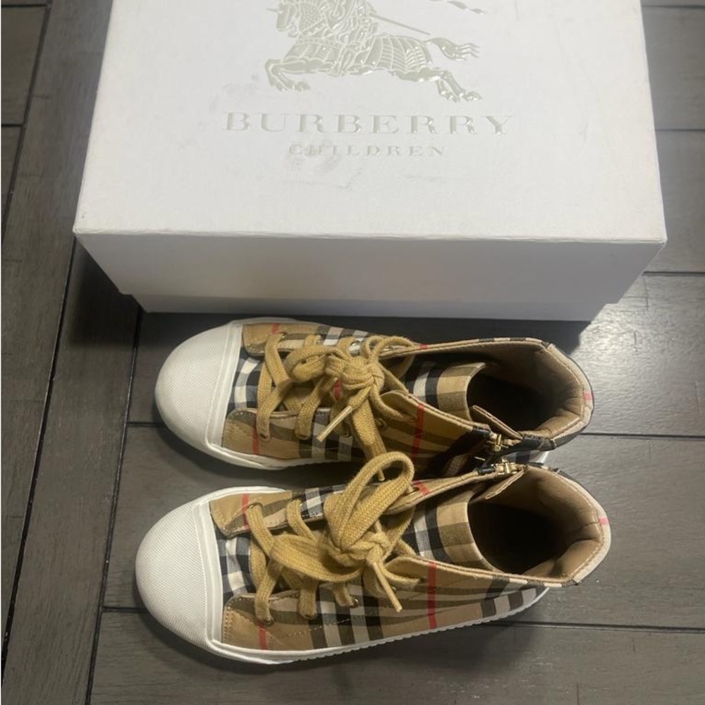 Burberry Kids Like New sneakers size 2 (EU 32). Worn only 3 times!